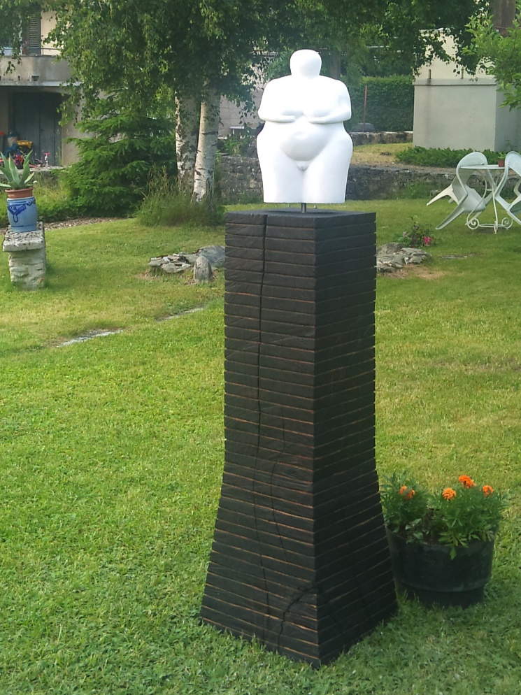 Donï exposée dans le jardin